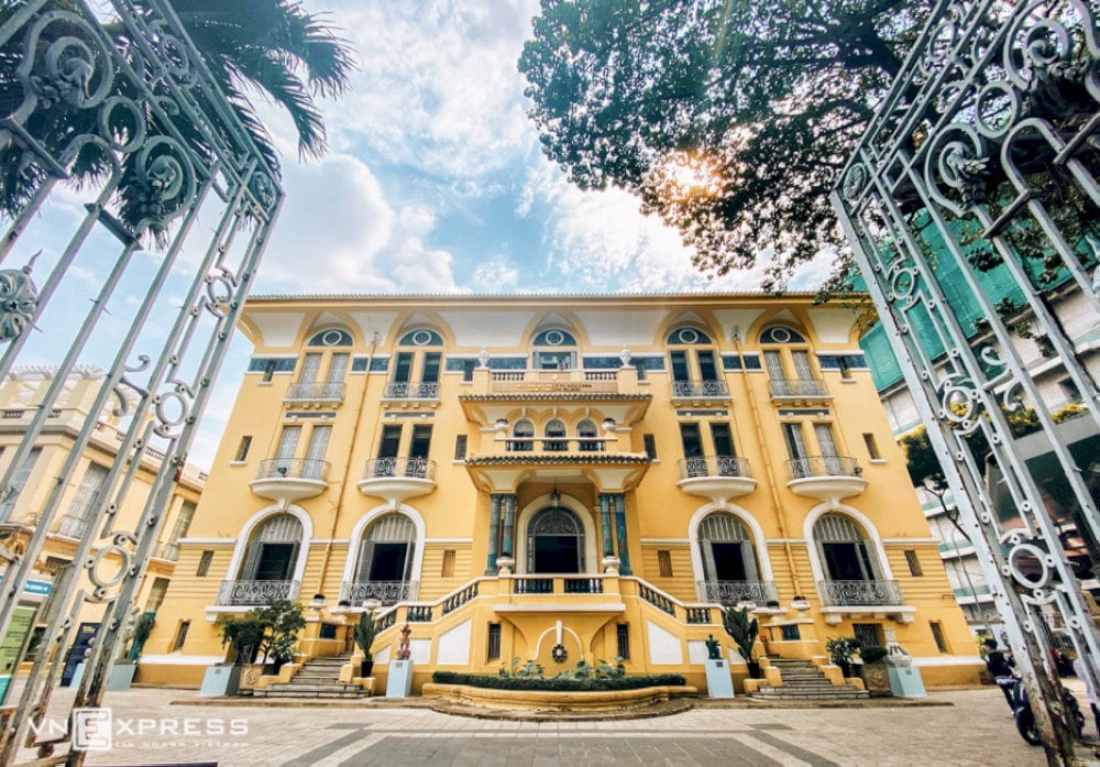 Grand arched entrance with intricate carvings: A stunning architectural highlight that greets visitors upon arrival.